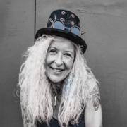 helderziende Beatie- Welkom lieve mensen, mijn naam is Beatie. Ik breng je graag de antwoorden en inzichten die je zoekt over je relatie, werk of hooggevoeligheid. Wil je weten hoe hij of zij tegenover je staat? Of je intuïtie goed zit? Of je de juiste keuzes maakt? Hoe het verder gaat? Ik ben er graag voor je. Als sparringpartner, als medium, als coach. En dat doe ik vanuit mijn hart, respectvol en eerlijk. Ik voel voor je in en stem me af op je vragen. In wat ik mag zien in je energie en via boodschappen vanuit de energetische wereld kan ik je antwoorden en inzichten geven. Ook kunnen we kijken welke keus je het beste kan maken, of hoe jij je op kunt stellen in je situatie. Ik ben ook begeleider spiritueel ondernemerschap. Ik kijk graag met je mee! Liefs Beatie. Helderzienden staan voor u klaar als u het even niet meer zitten of als u gewoon een luisterend oor zoekt. Onze professionele consulenten en helderzienden zijn op hun eigen bijzondere specialiteiten gescreend en getest. U kan bij ons terecht voor  spiritueel en betrouwbaar advies. 